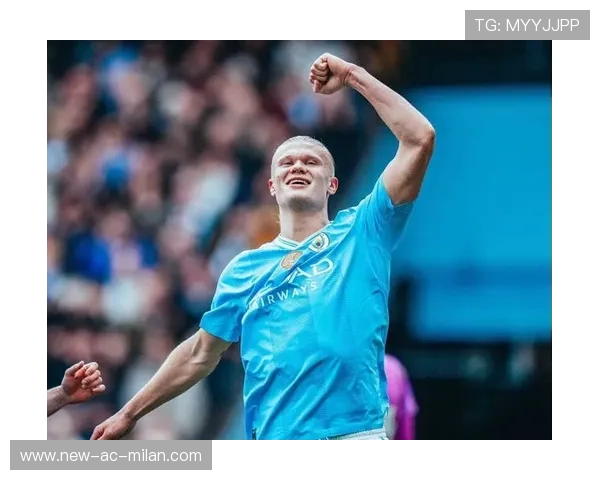 哈兰德深夜翻看战术录像,勤奋态度被称为榜样 哈兰德深夜翻看战术录像,勤奋态度被称为榜样